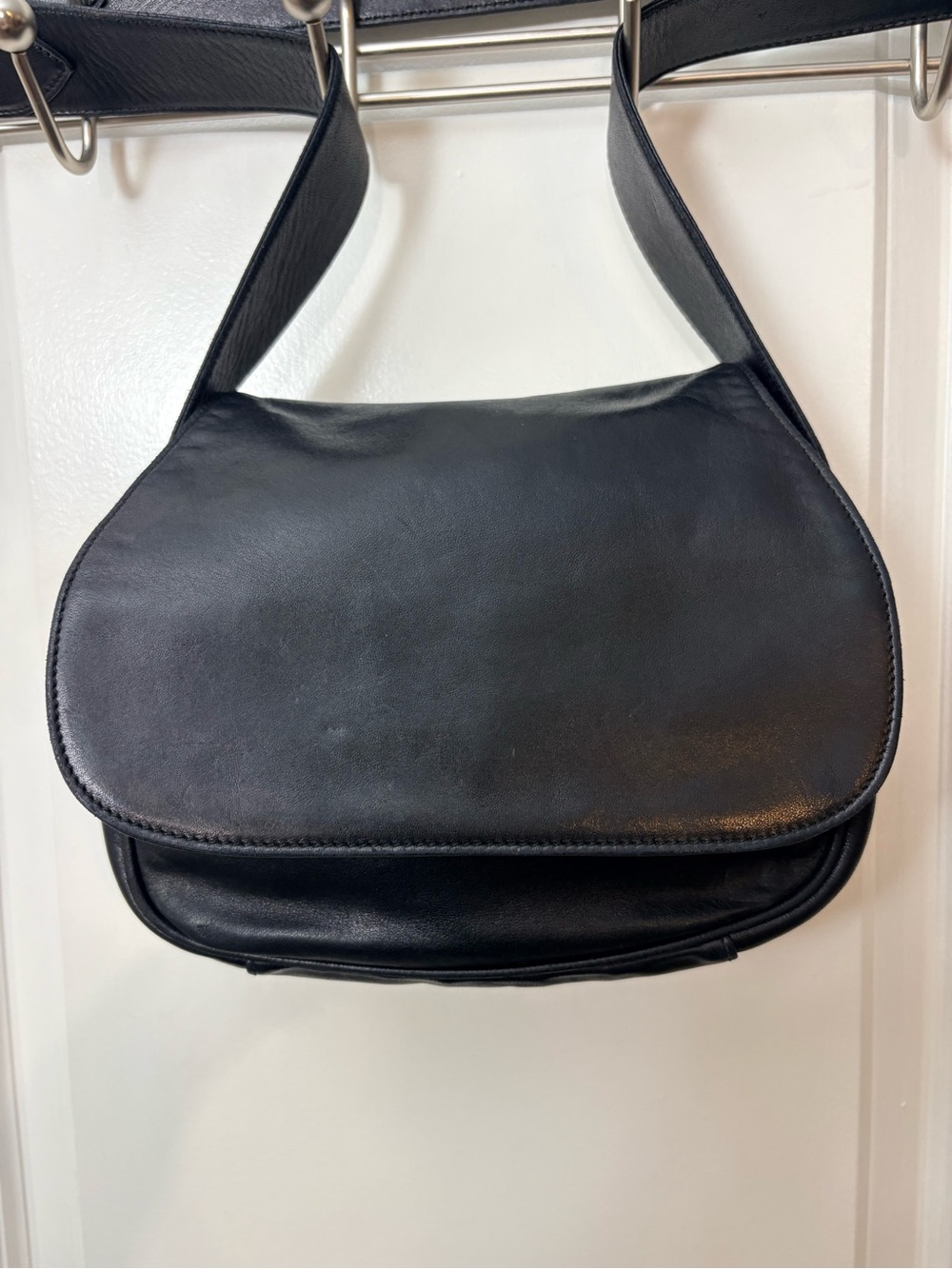 Vintage 1970s Gucci Black Leather Scoop Flap Crossbody Bag 001-113-0195